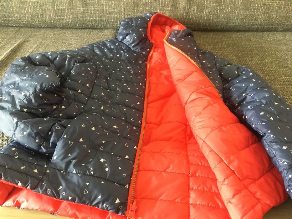 Geaca cu doua fete (rosie si albastra) pentru copil, stare foarte buna