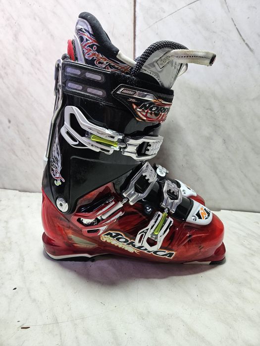 Clapari ski schi Nordica   mondo  26,5  corespunde mărimii 40-41