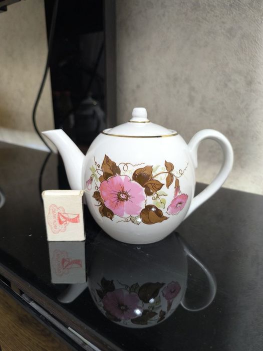 Чайники и сахарницы новые . СССР