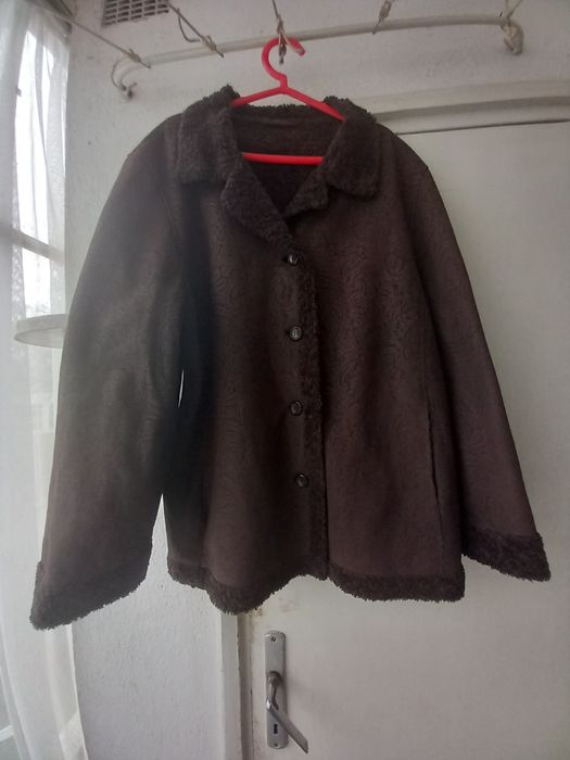 Vând haină maro închis cu imprimeu