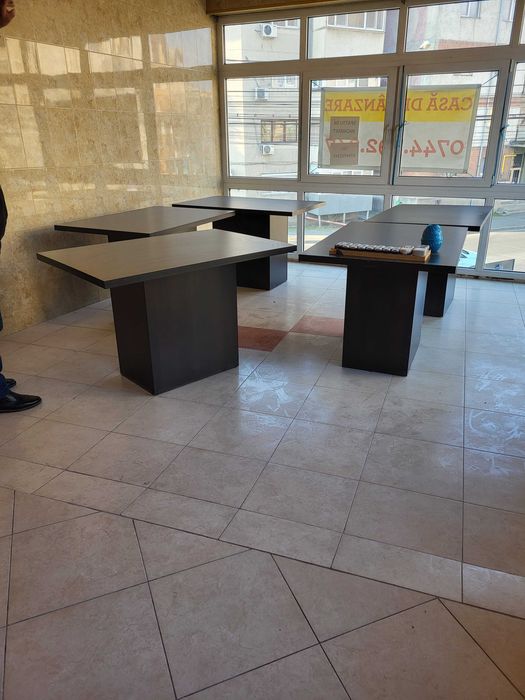 Vand mese rotunde si o masa dreptunghiulara