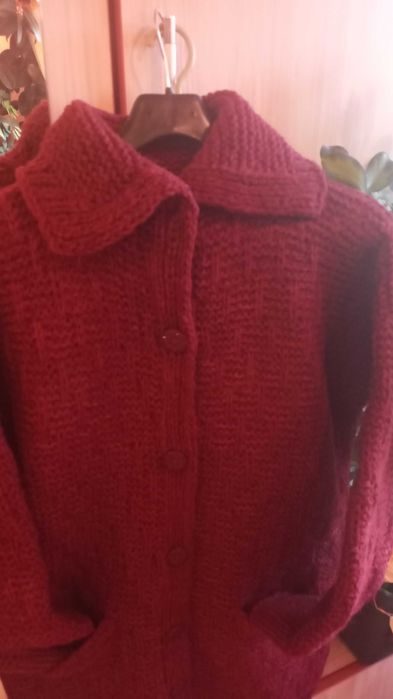 Ръчно плетена вълнена жилетка.