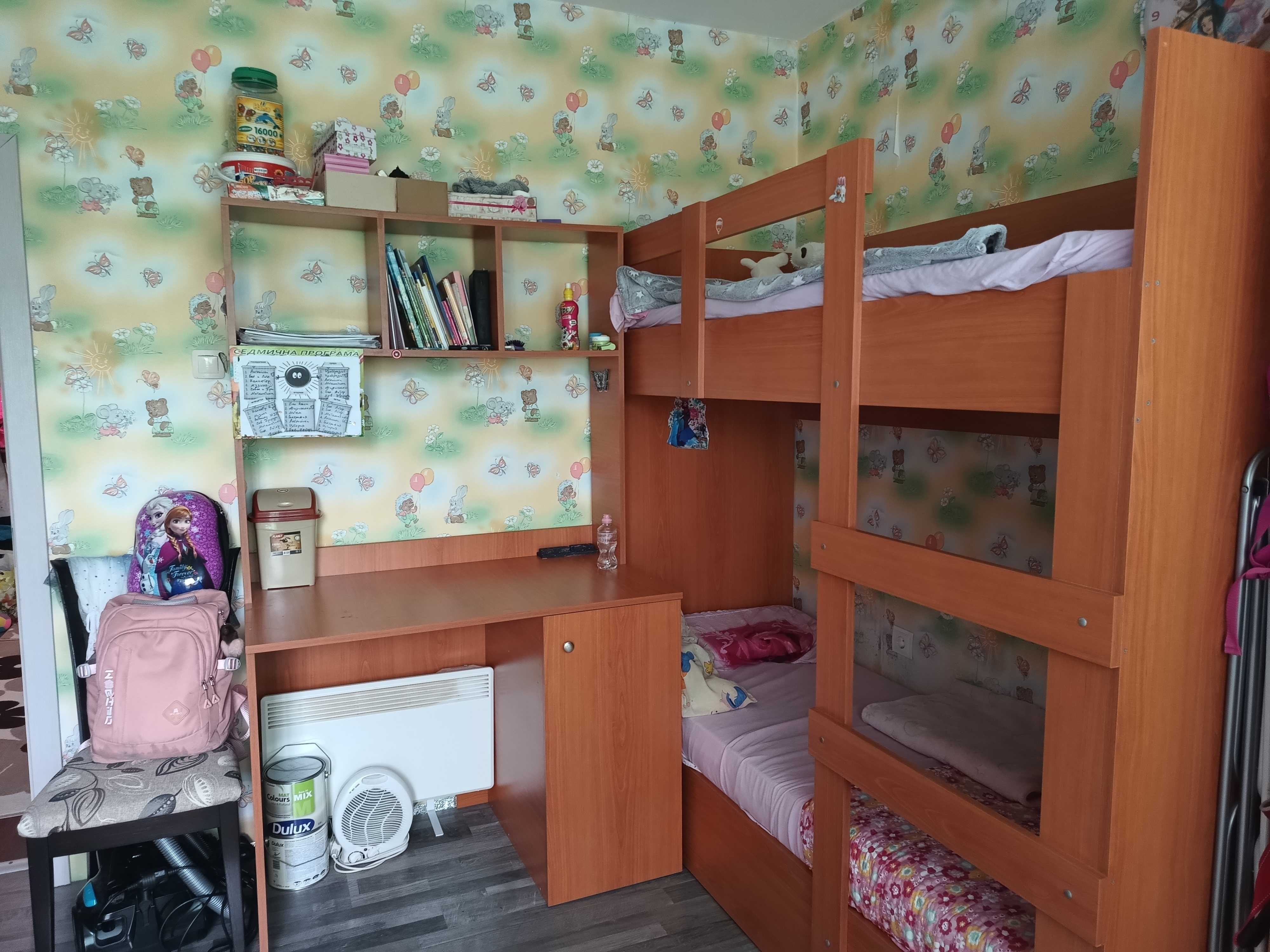 Двуетажно легло и бюро