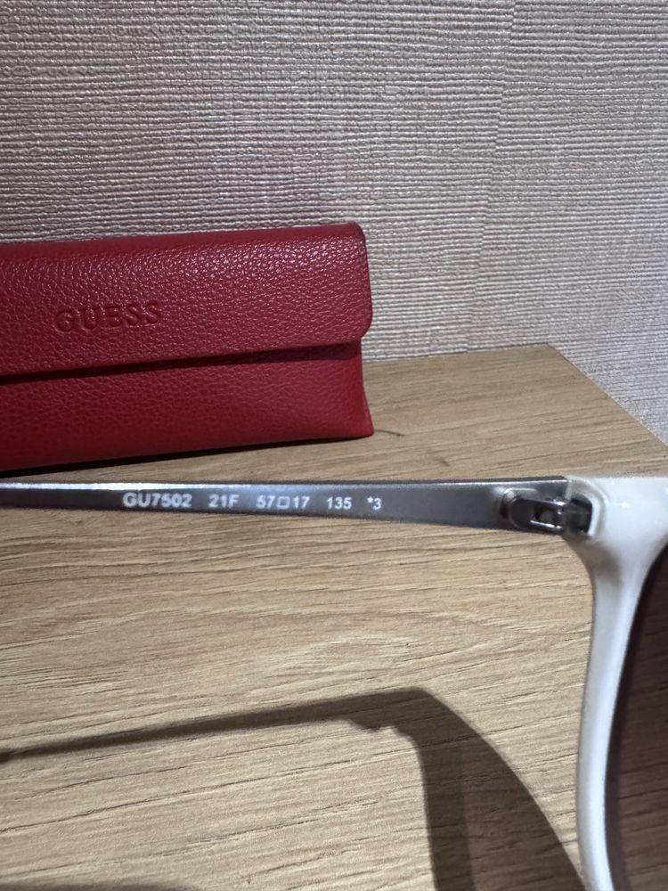 Бели слънчеви очила Guess