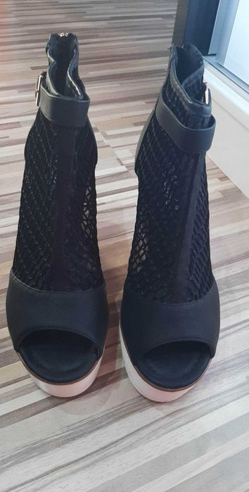Дамски мрежести съндали.