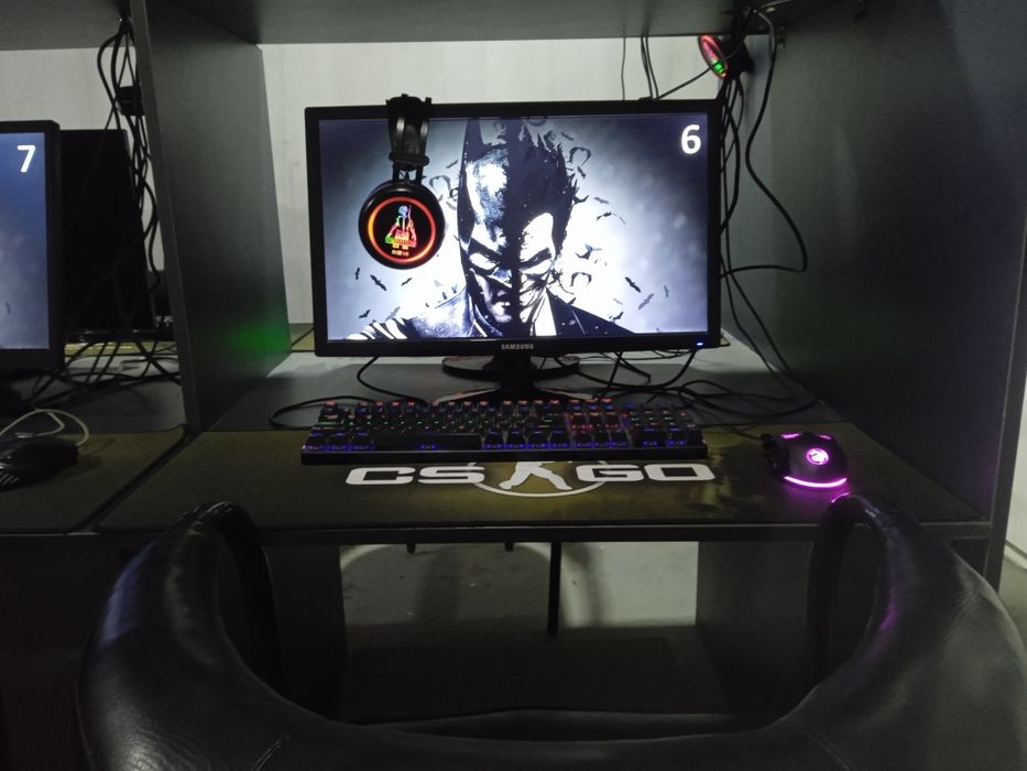 11 компьютеров вместе с мебелью и со стульями в рабочем состоянии клуб