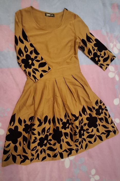 Отдам платье и жилетку 36 размера