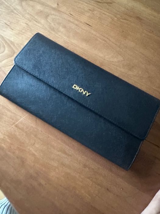 Продавам черен дамски клъч Donna Karan и черен дамски портфейл