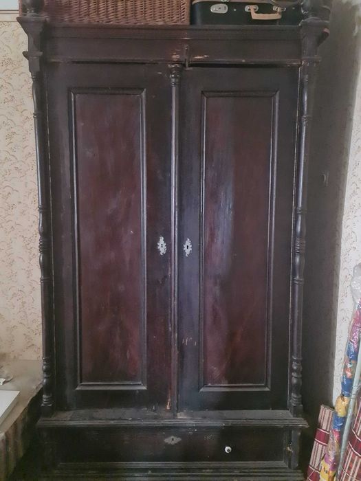 Dulap vechi din lemn masiv