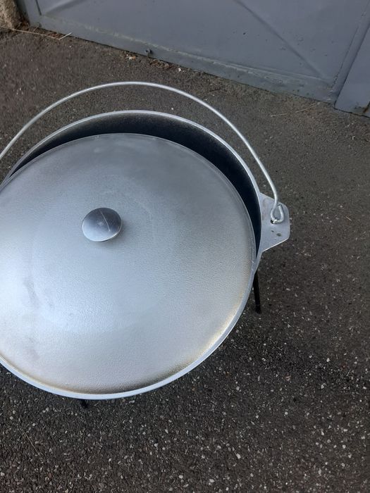 Vând ceaun nou din aluminiu alimentar cu capac  de 10 litri