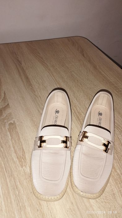 Tufli materialiga gap yoq hozirgi yumshoq artsa ketadigan yaltiredigan