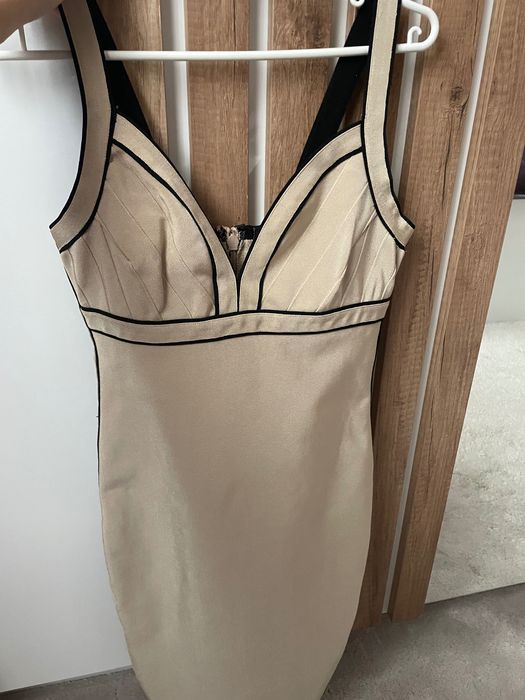 Бандажна бежова рокля