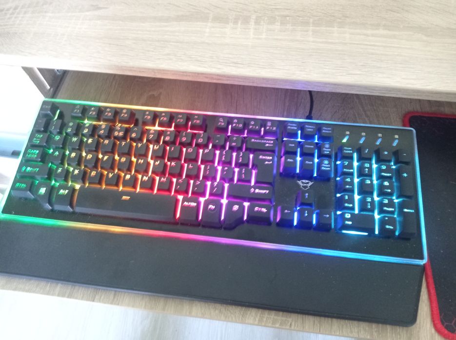 Schimb Thura GXT860 (tastatura semi-mecanica RGB)
