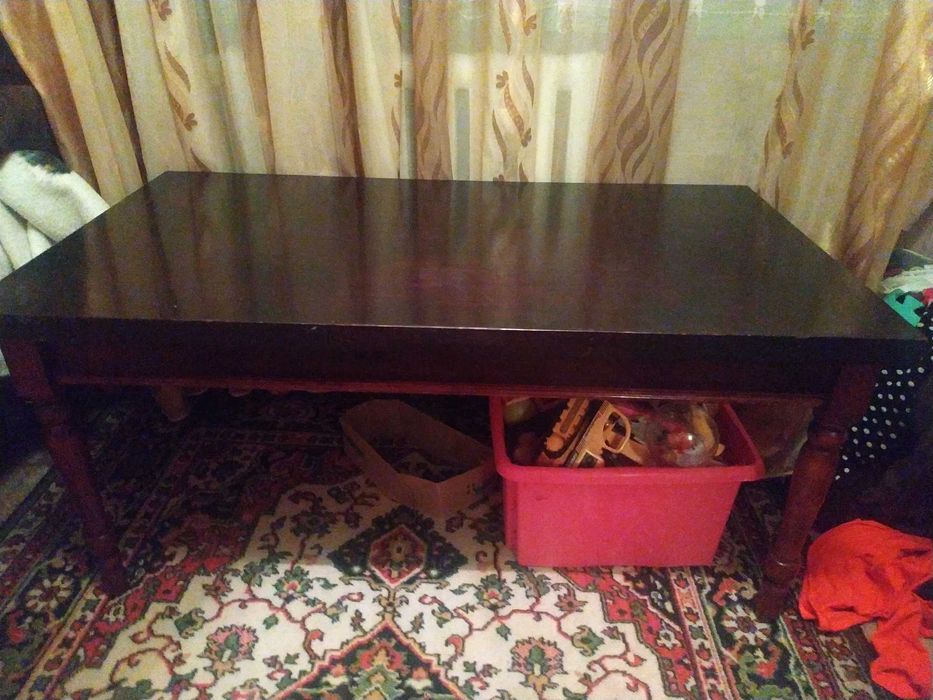 Столик журнальный из натурального дерева.