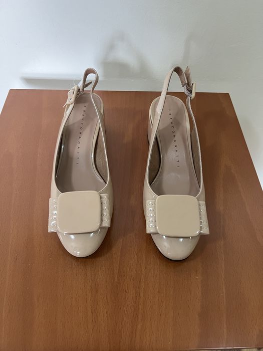 Элегантные босоножки кожаные, лакированные.