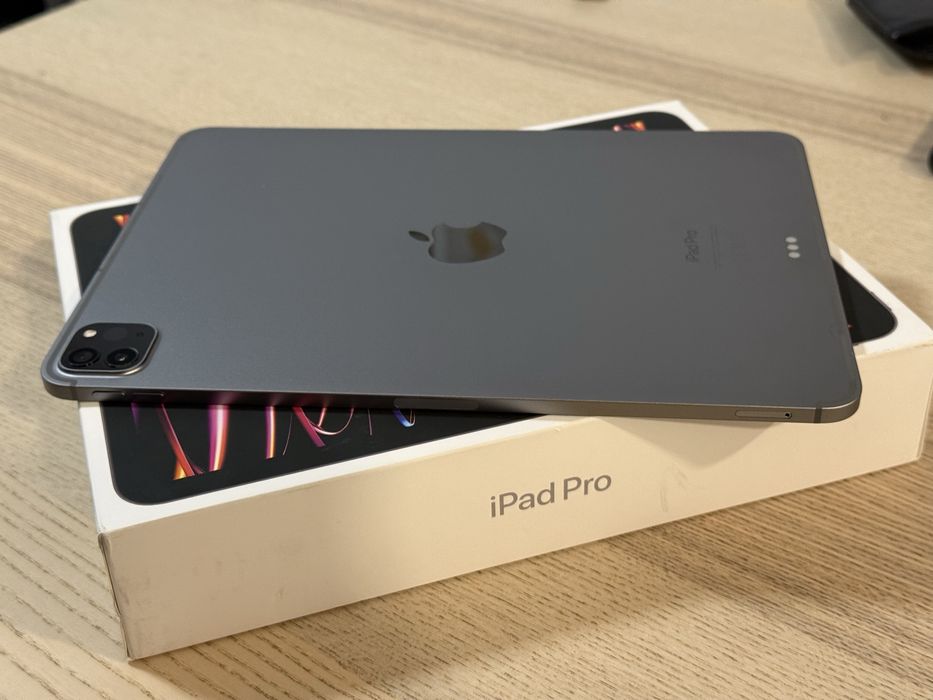 iPad Pro 11" M2 Cellular 5G, pachet complet + husa folio Apple