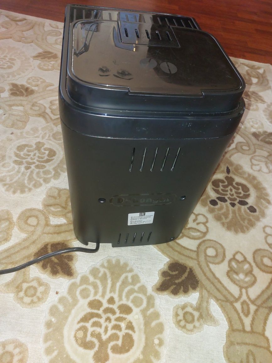 Vând aparat de cafea Delonghi Magnifica S