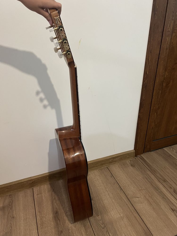 Продавам класическа китара SOLOIST S58C