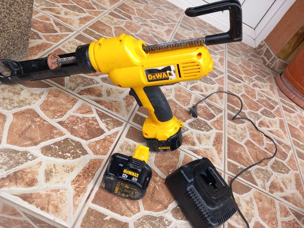 Pistoale de silicon de la Bosch și dewalt