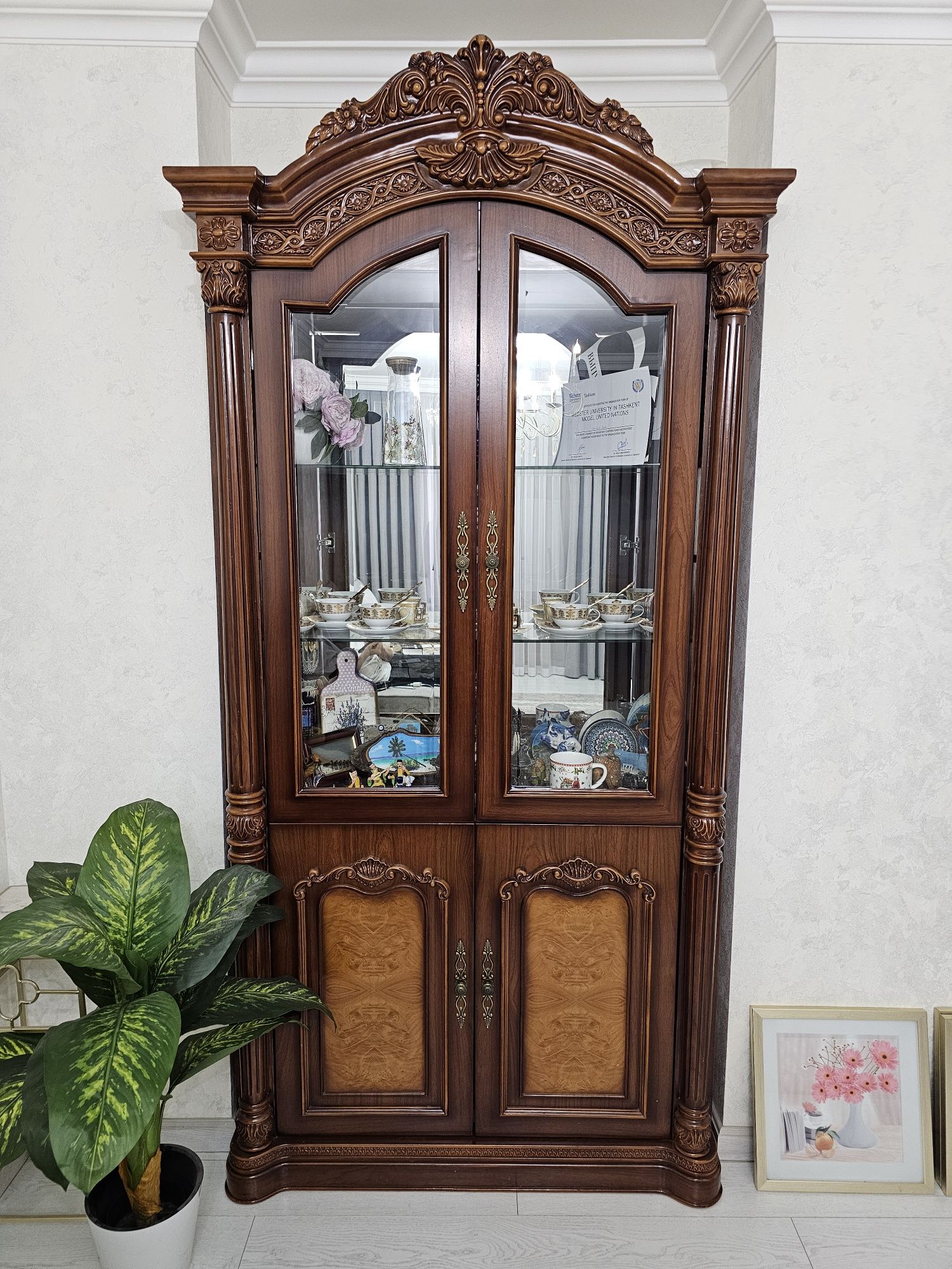 Элегантный классический сервант из дерева