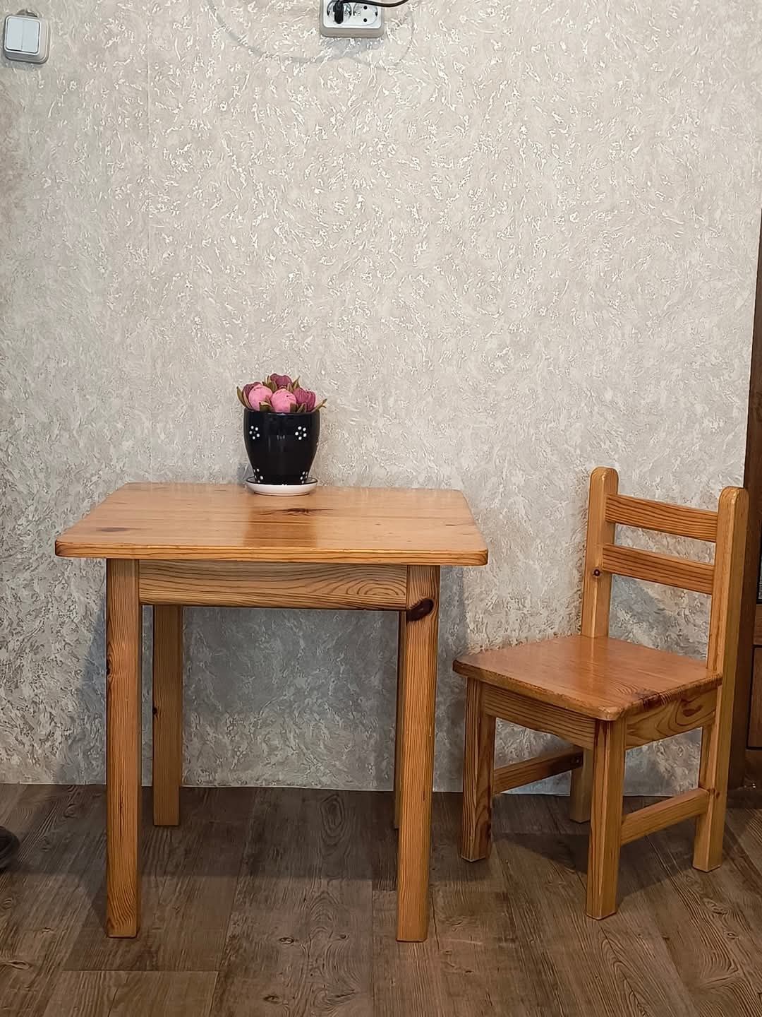 Детски комплект масичка и столчета от естествено дърво (чам)