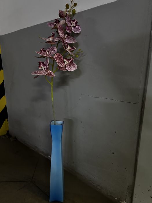 Искусственный цветок с вазой