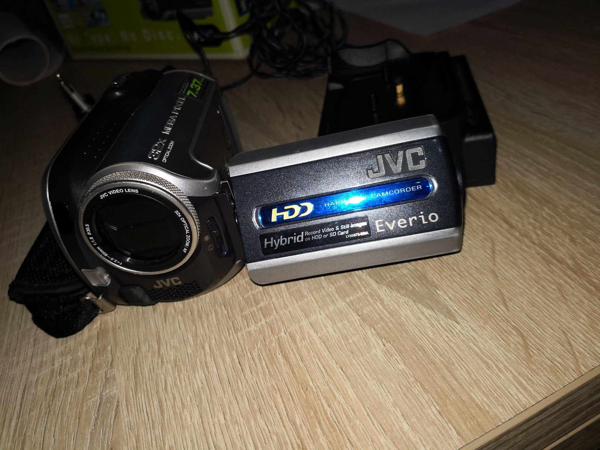 Vând camera JVC hdd