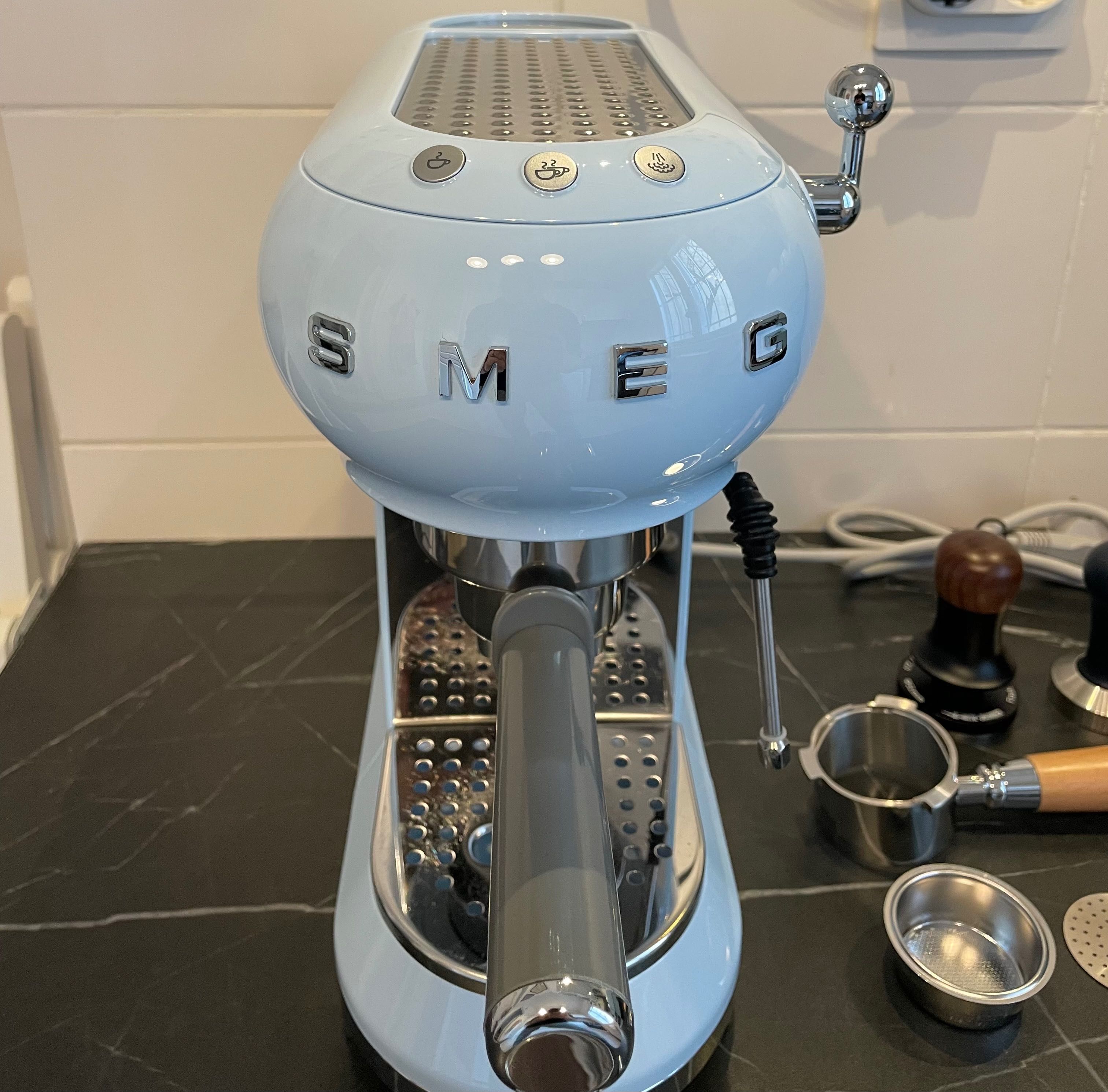 Espressor Smeg ECF01PBEU - stare excelentă + accesorii premium incluse