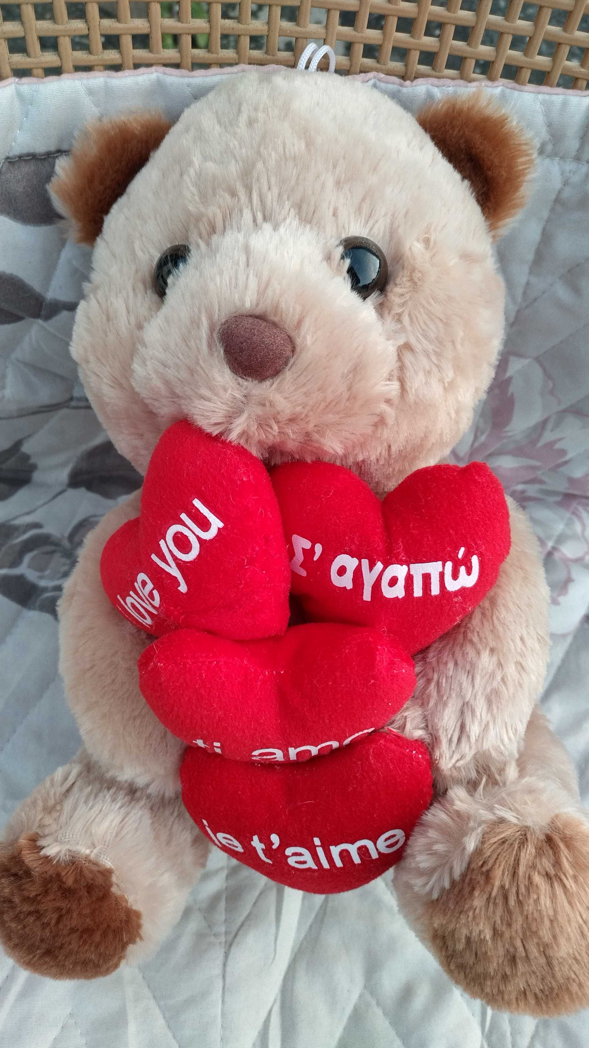 Плюшено мече с сърчица, керамично таралежче и малка стара кукла