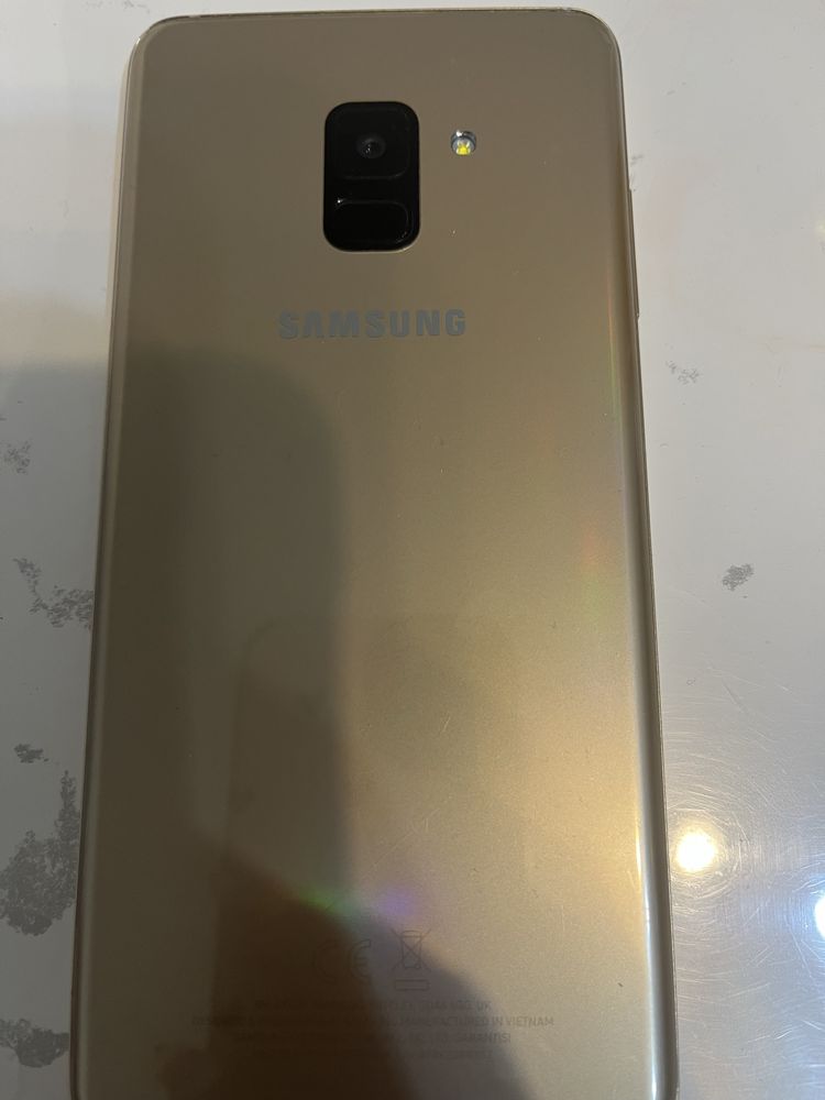Samsung A8 телефон