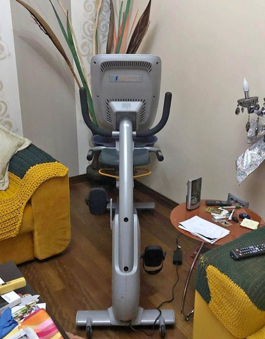 - Vând/schimb Bicicleta Fitness Profesionala Precor RBK 885 Stare F. B