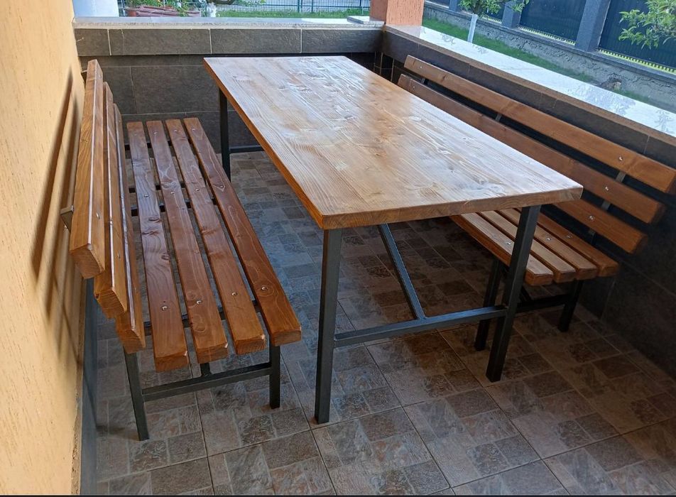 Masă de terasă cu 2 banci.