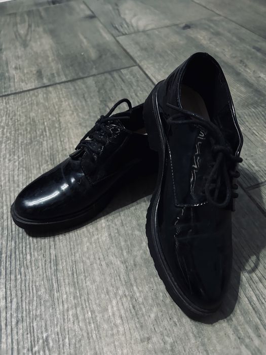 Pantofi închiși din lac