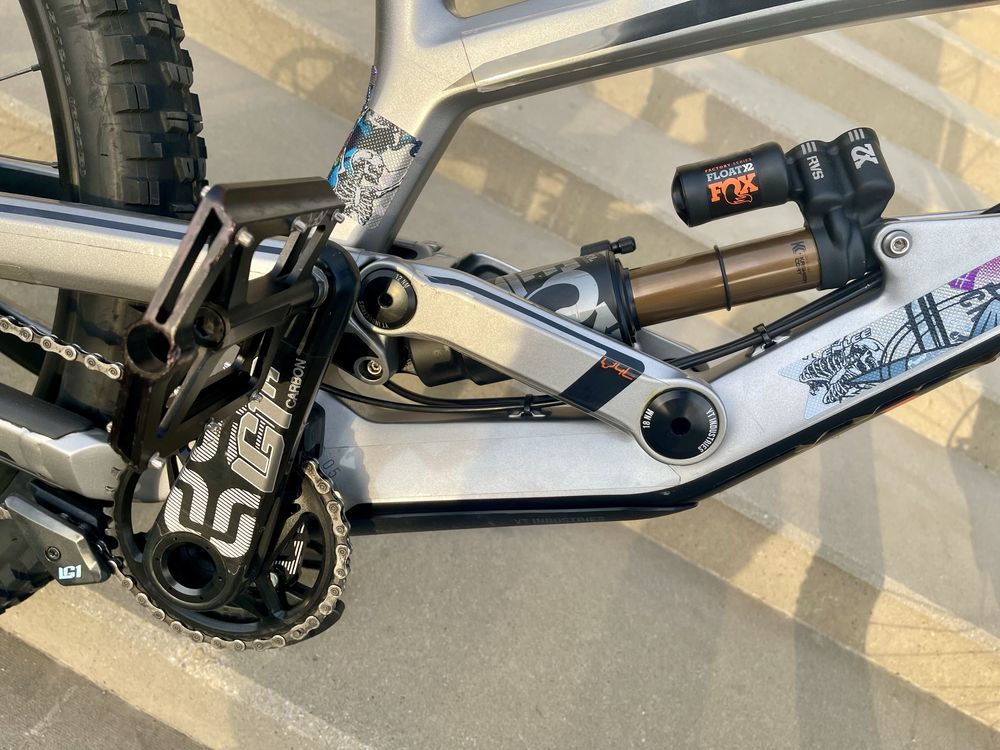 YT Tues CF Pro Race carbon downhill
