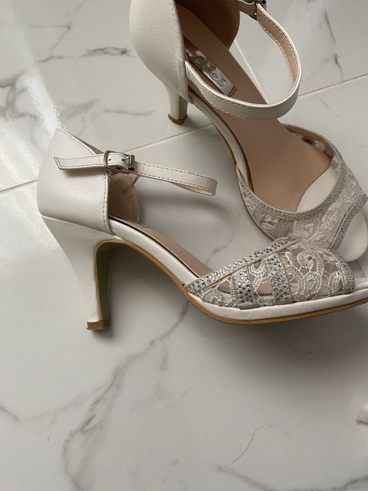 Pantofi eleganti
