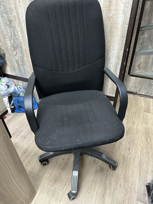 Кресло офисное  на колесах бу