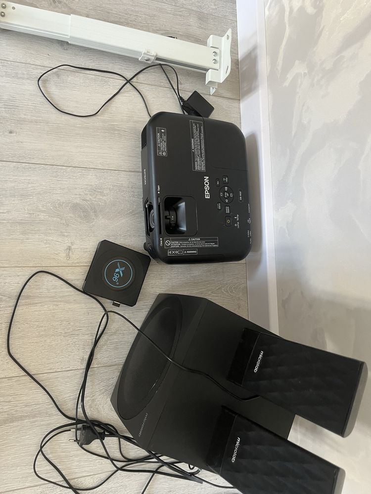 Два комплекта: Проектор Epson + акустика Microlab, один 55000