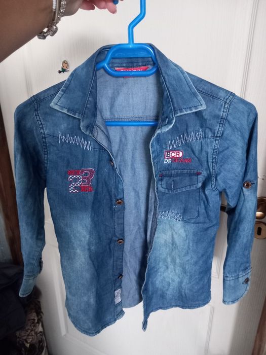 Vând cămașă de baieti ca noua mărimea 7 ani 25 lei