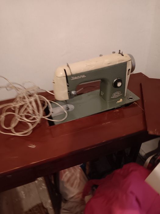 Vand masina de cusut vintage marca Ileana