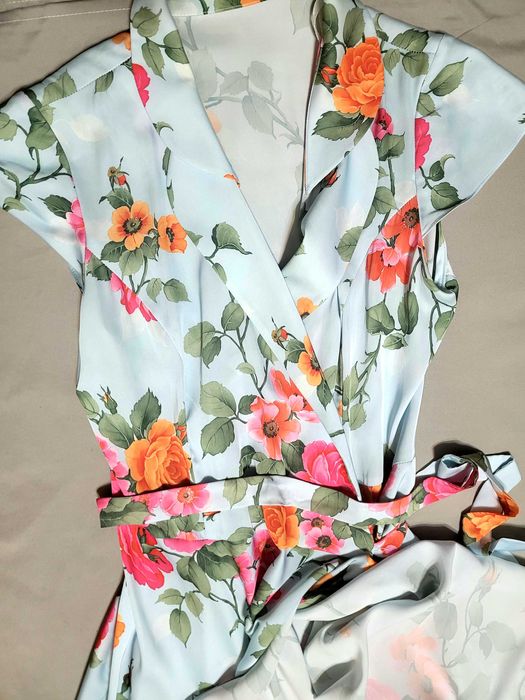 Платье из натурального шелка Б/у. Отличного качества.