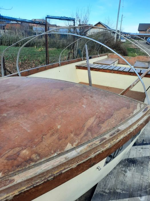 Barcă din fibră cu spațiu de depozitare