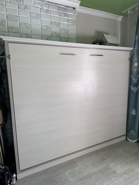 Продаю двухспальный кровать/письменный стол/книжная полка/