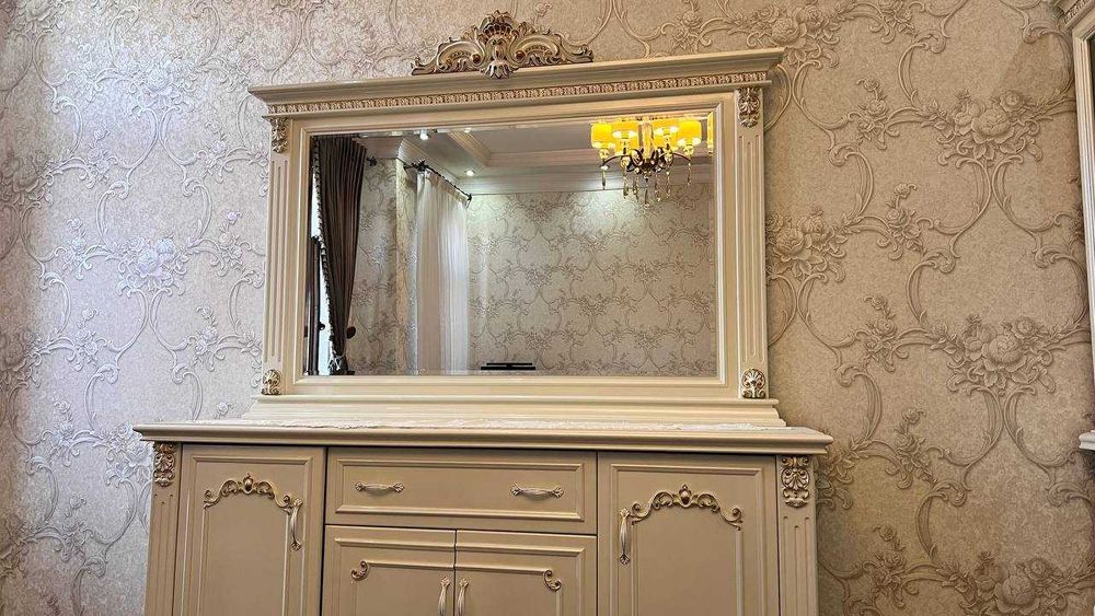 Мебель для гостиной - Стол, стулья, пенал, трюмо