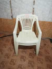 Продаются пластиковые стулья и стол