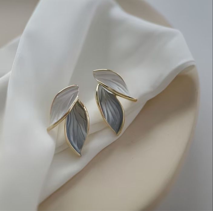 Универсални дамски обеци тип винт с изящен листен дизайн.