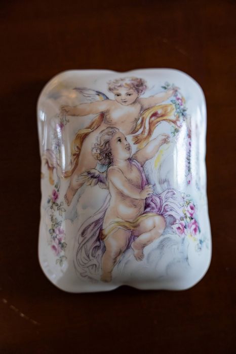 Casetă cu îngerași