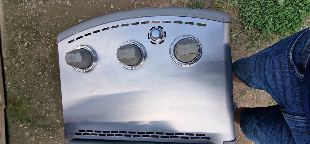 Weber Genesis gratar pe gaz