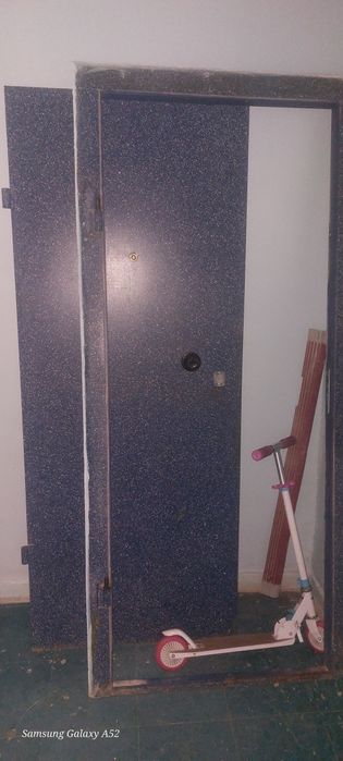 Продам железную металлическую входную дверь.