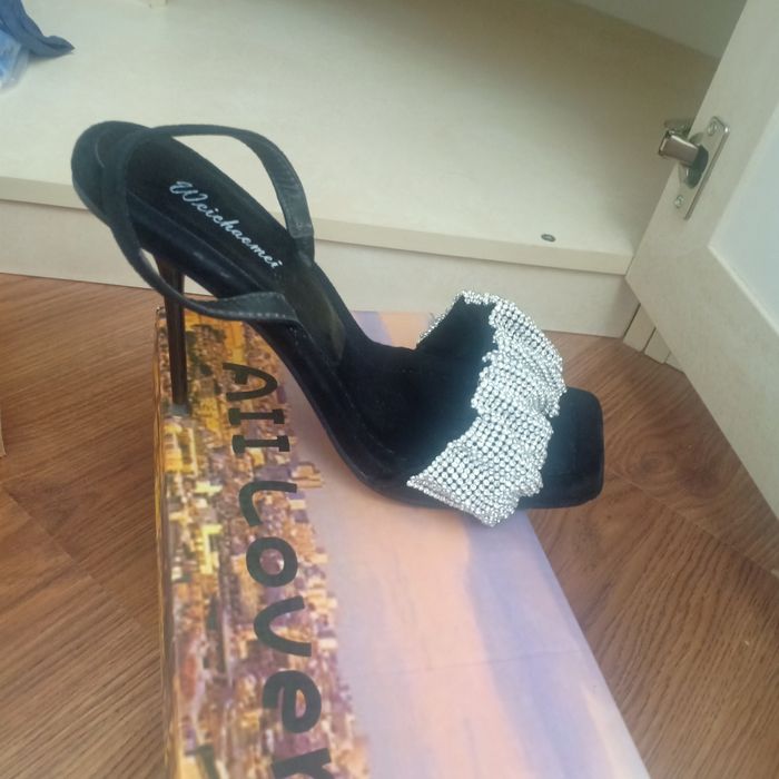 Продаю новые босоножки на любое мероприятие впереди камушки сверкают