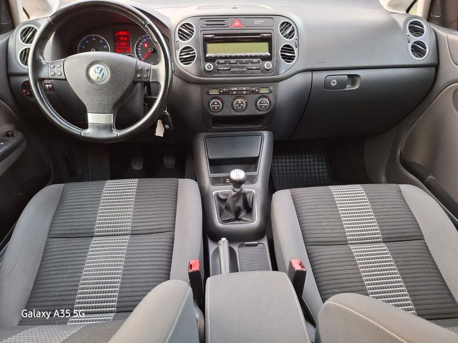Golf 5 plus 1,6 benzină, 105cai, motor simplu.